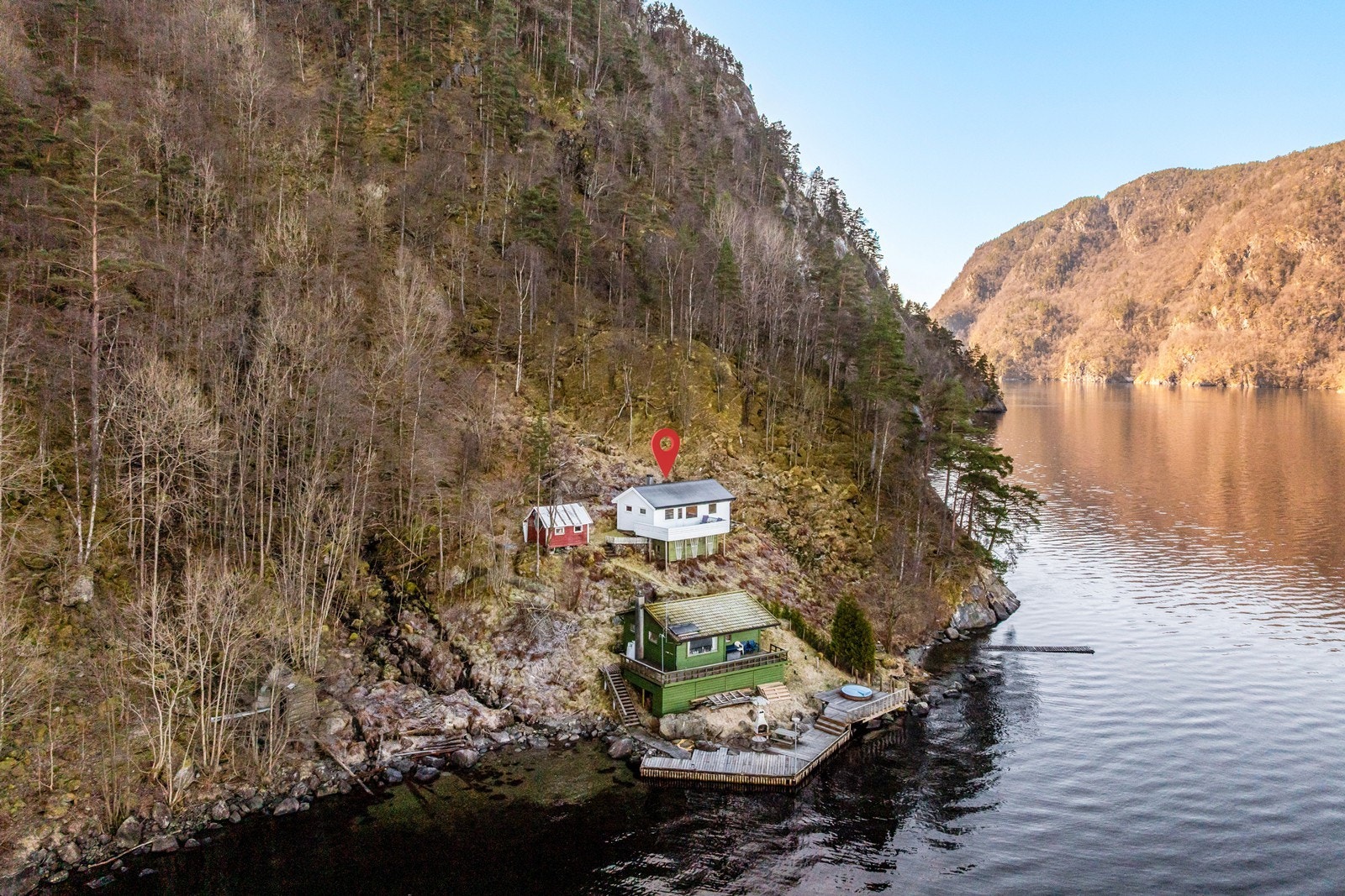 Hytten inneholder to soverom og ligger en kort kjøretur fra Sand sentrum Galleribilde