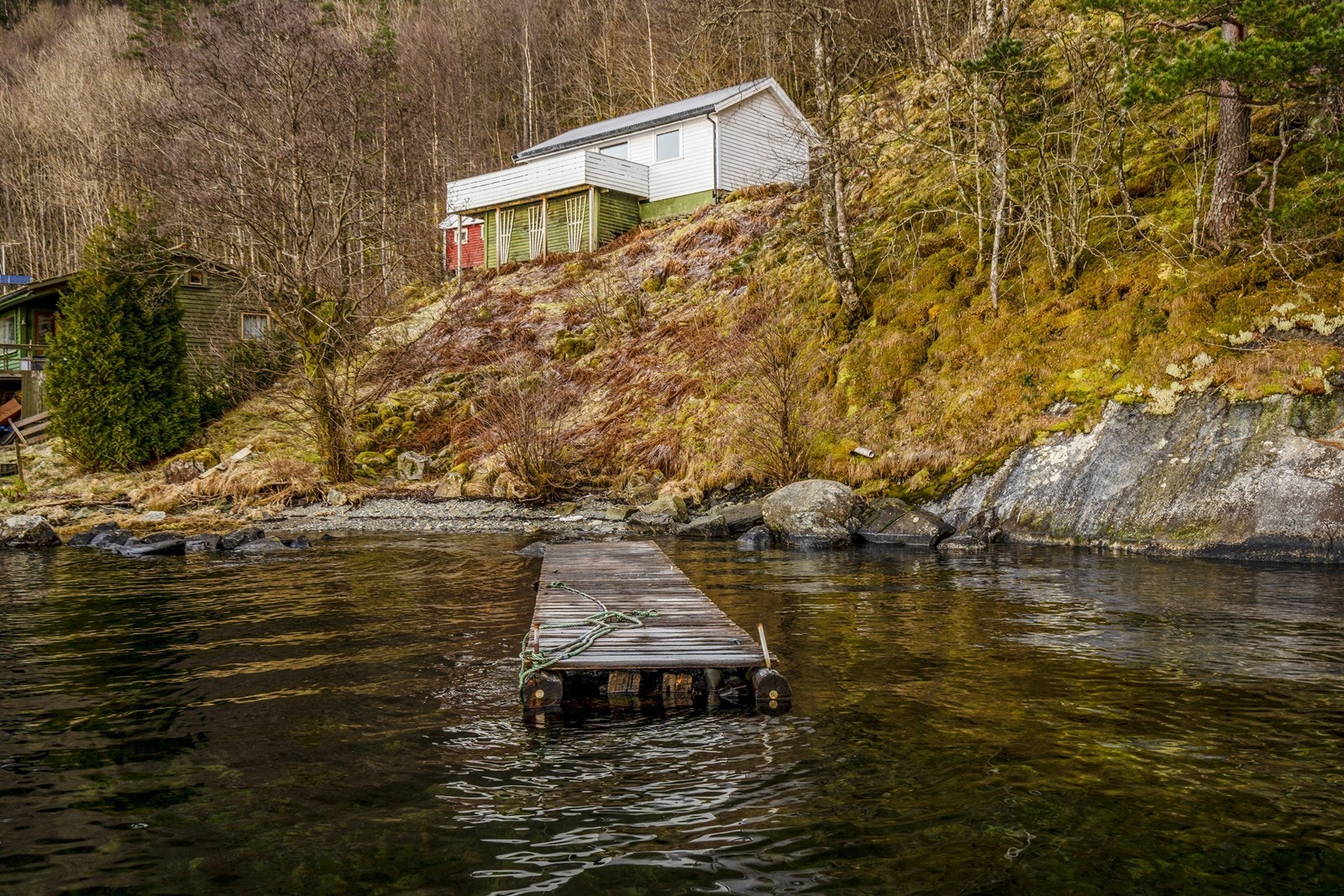 Egen brygge og badeplass like nedenfor hytten Galleribilde