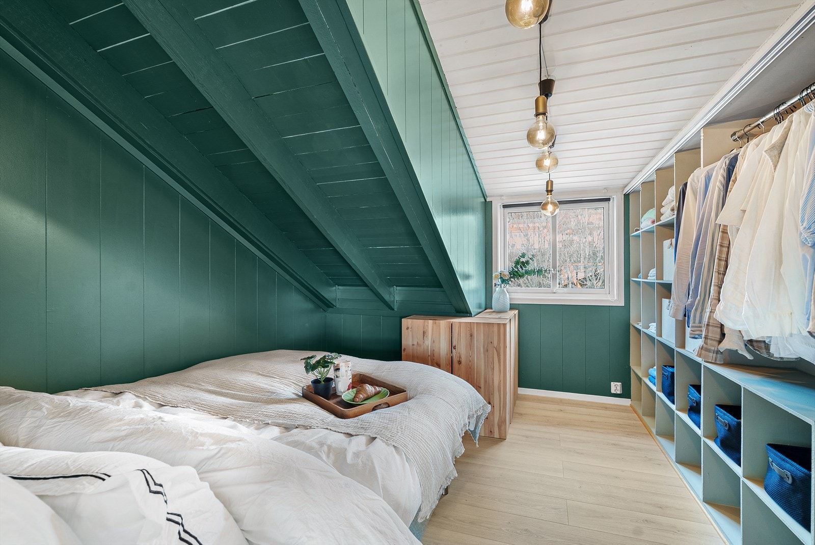 Soverom med fine fargevalg og god plass til seng. Galleribilde