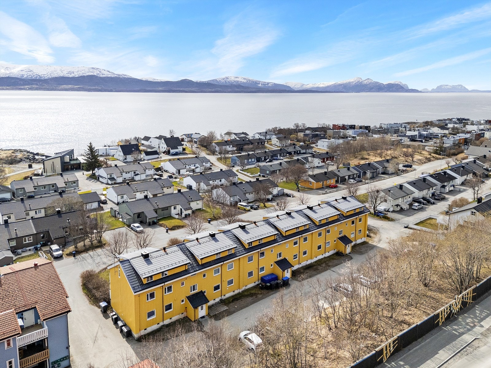 Kun 450m til dagligvarebutikk, barnehager og skoler innen ca 1,5km. Kun 5 min gangavstand til busstopp. 6km til Bodø sentrum. Galleribilde