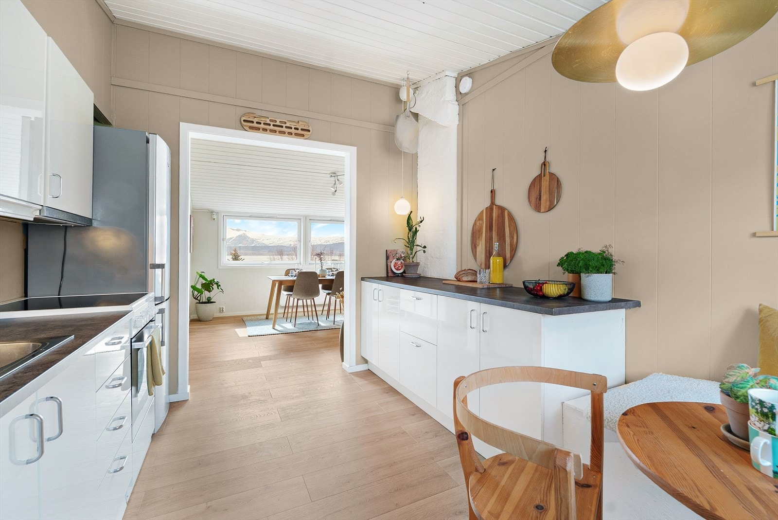 Leilighet med et romslig kjøkken og gjennomgående god og luftig planløsning. Galleribilde