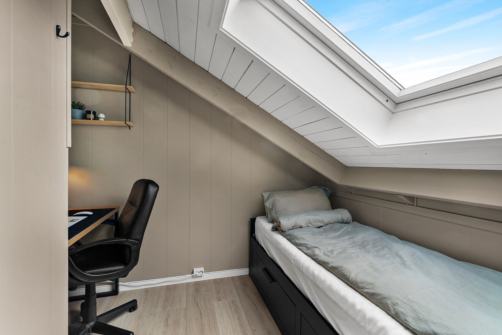 Innredet rom med takvindu. Passer utmerket som gjesterom/kontor. Galleribilde