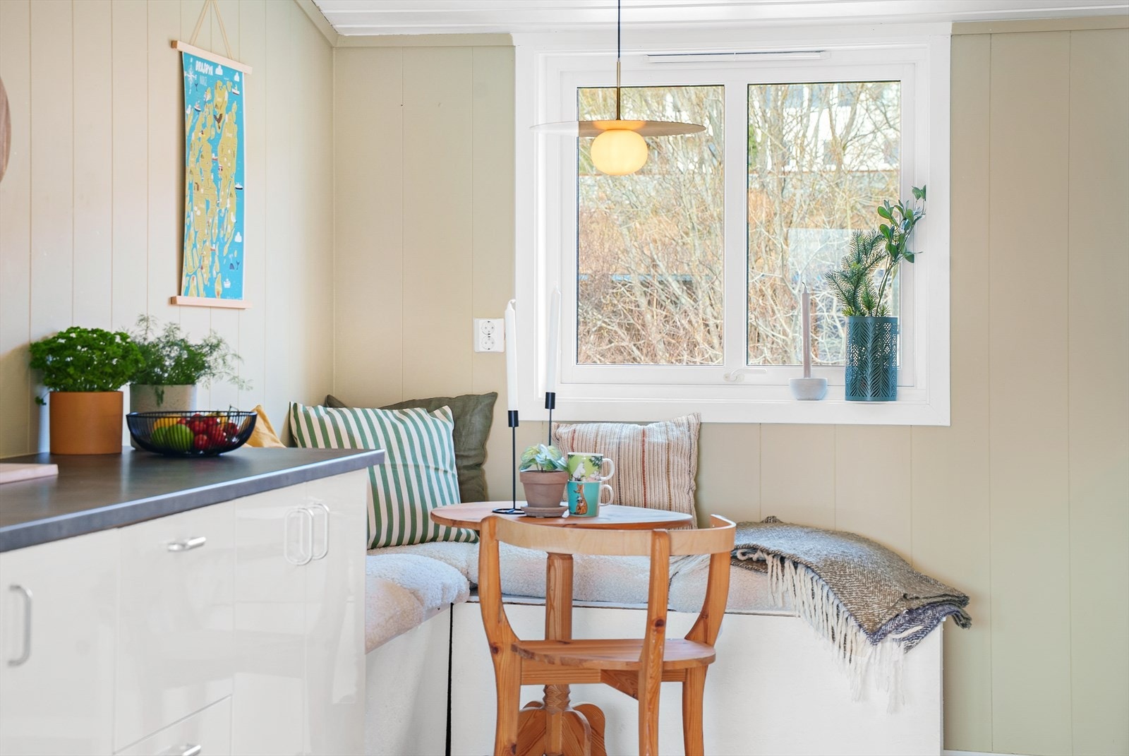 Sjarmerende innebygget sittegruppe med lagringsplass under setene. Galleribilde