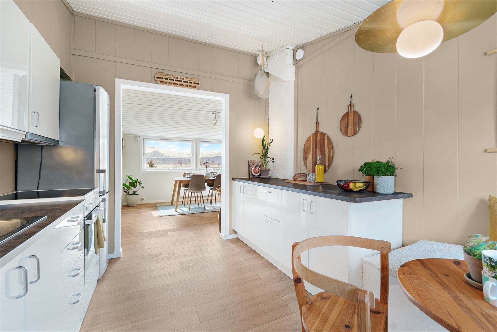 Svært gode oppbevaringsmuligheter i flere skap og skuffer, samt god benkeplass. Galleribilde