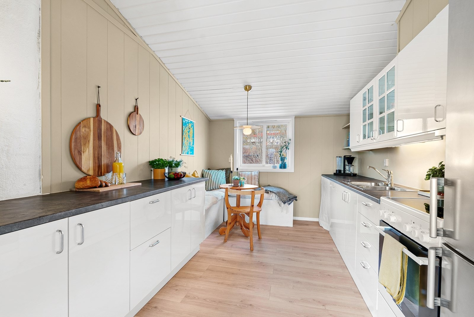 Romslig og pent kjøkken med moderne fargevalg. Galleribilde