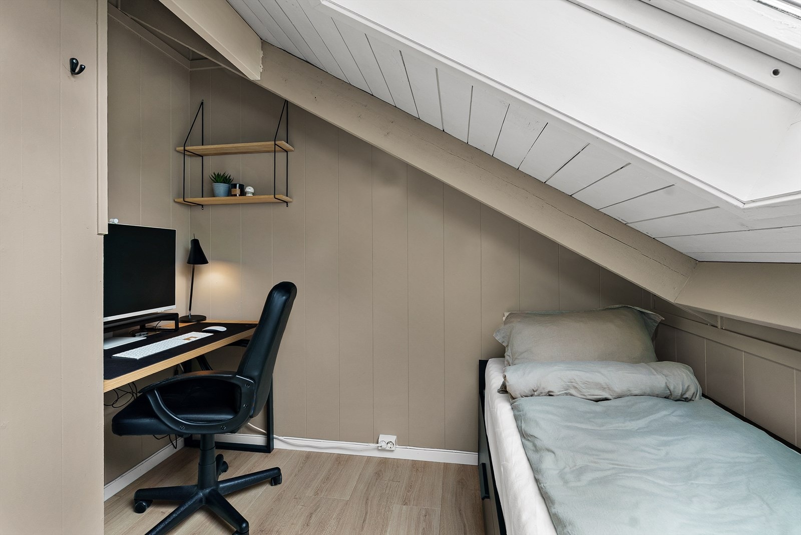 God plass til gjesteseng langs begge sider.
2 romslige boder i kjeller medfølger. Galleribilde