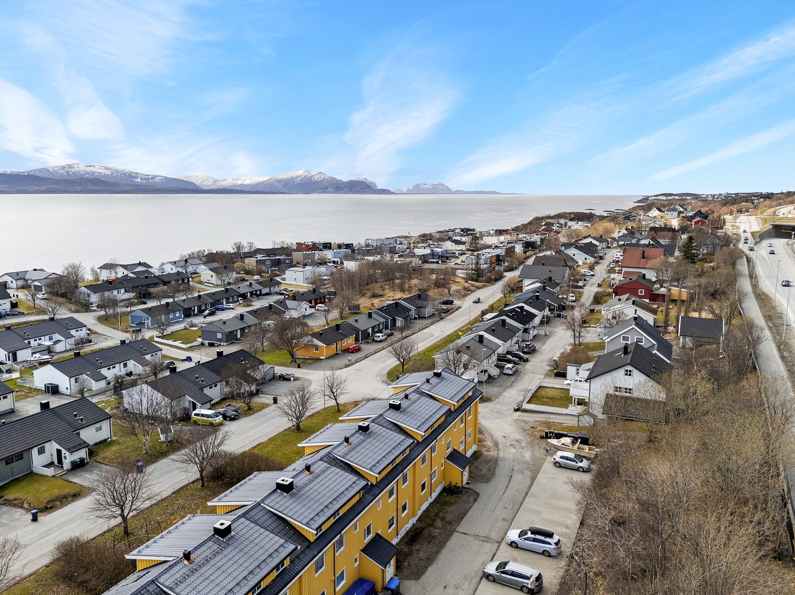 Nærliggende flotte turområder, havet nærmest rett nedenfor eiendom. Galleribilde