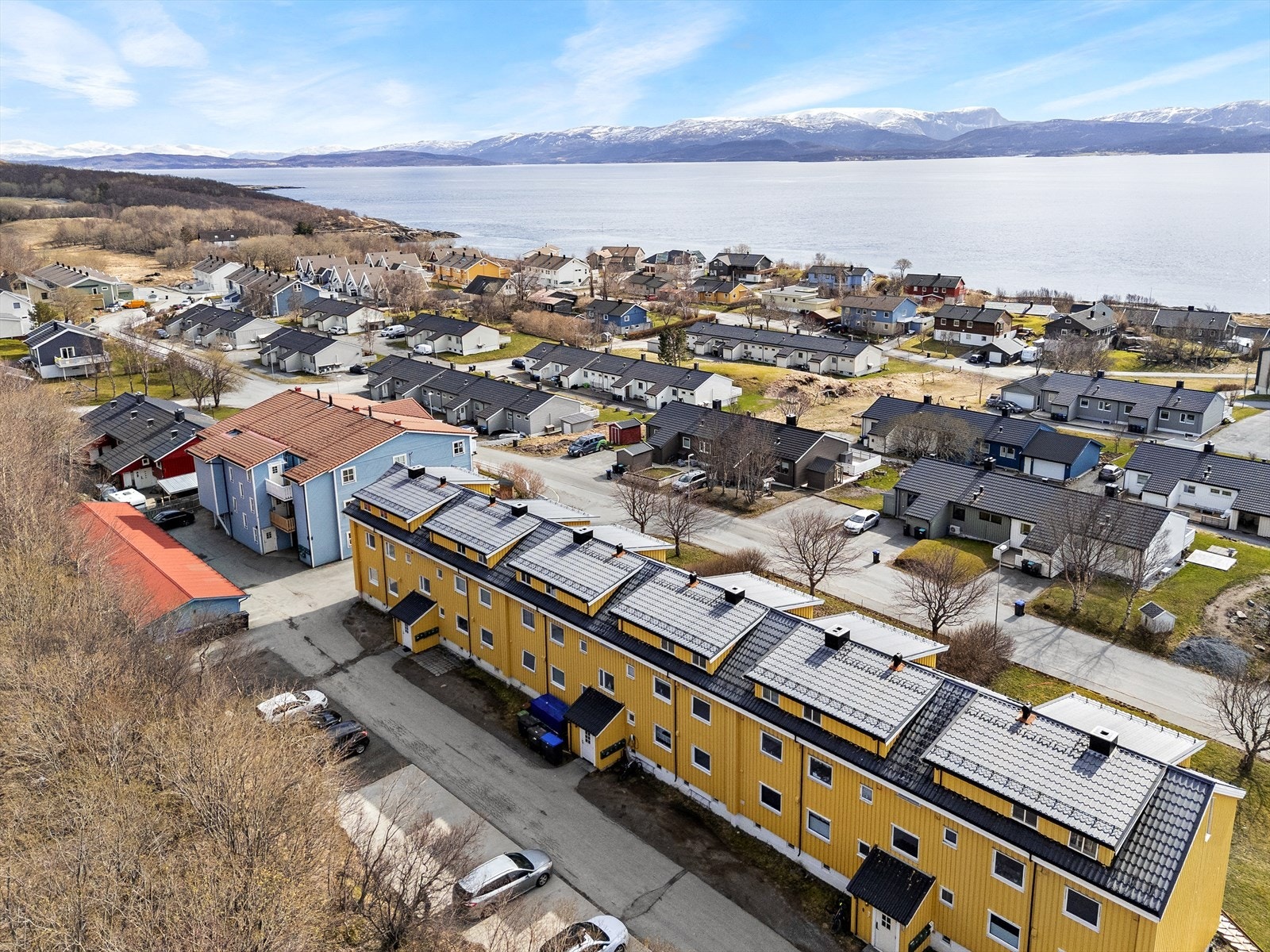 Fast oppmerkete p-plass og gjesteparkeringsplasser. Galleribilde