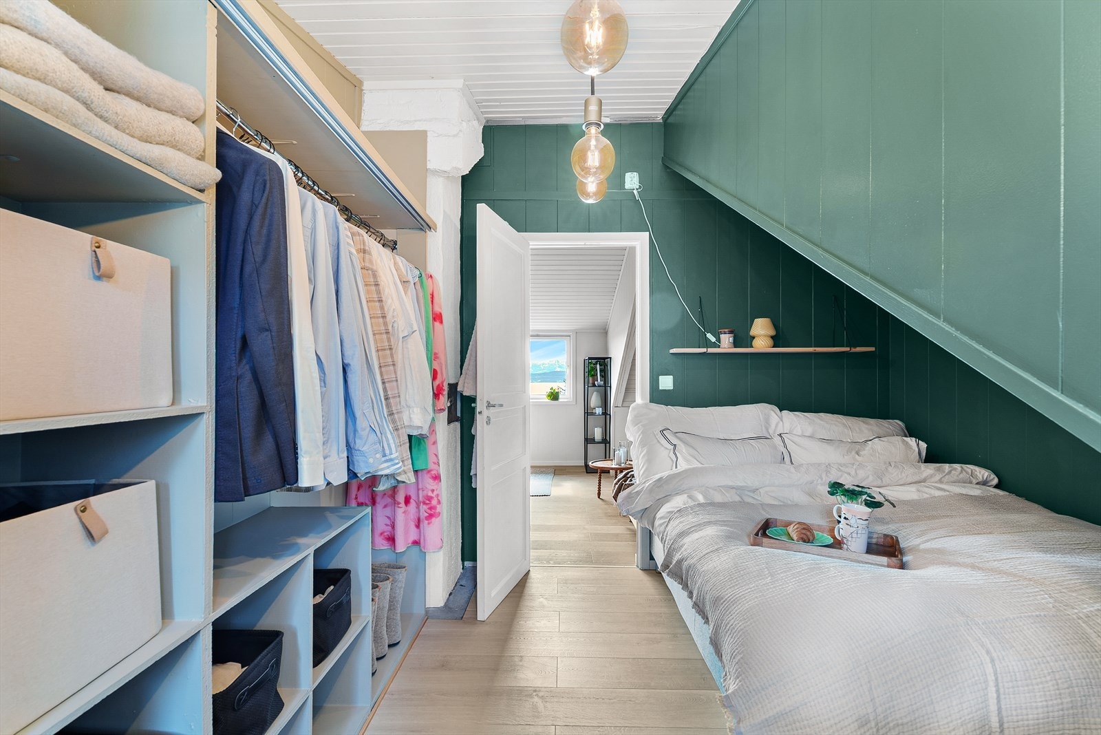 Svært god garderobeplass på soverommet. Galleribilde