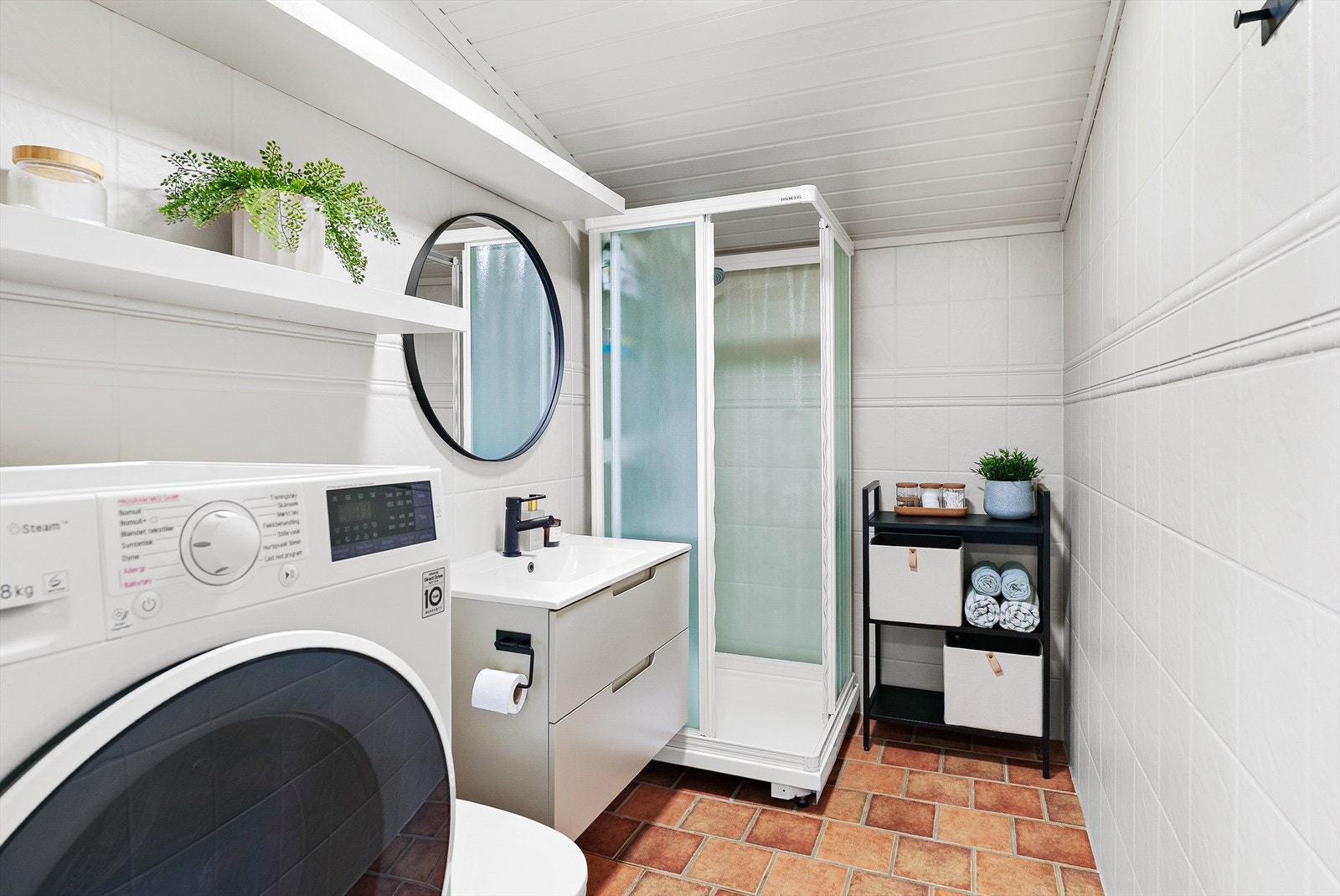 Flislagt bad med ny innredning, gulvvarme, dusjkabinett og opplegg for vaskemaskin/tørketrommel. Galleribilde