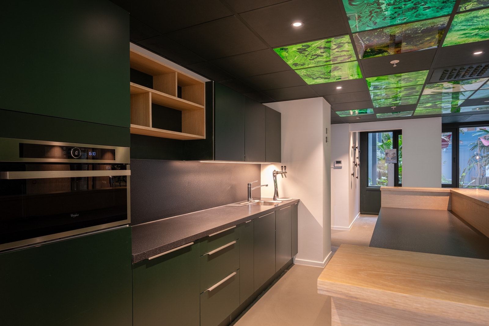 Kjøkken med plass til hyggelig kaffeprat Galleribilde