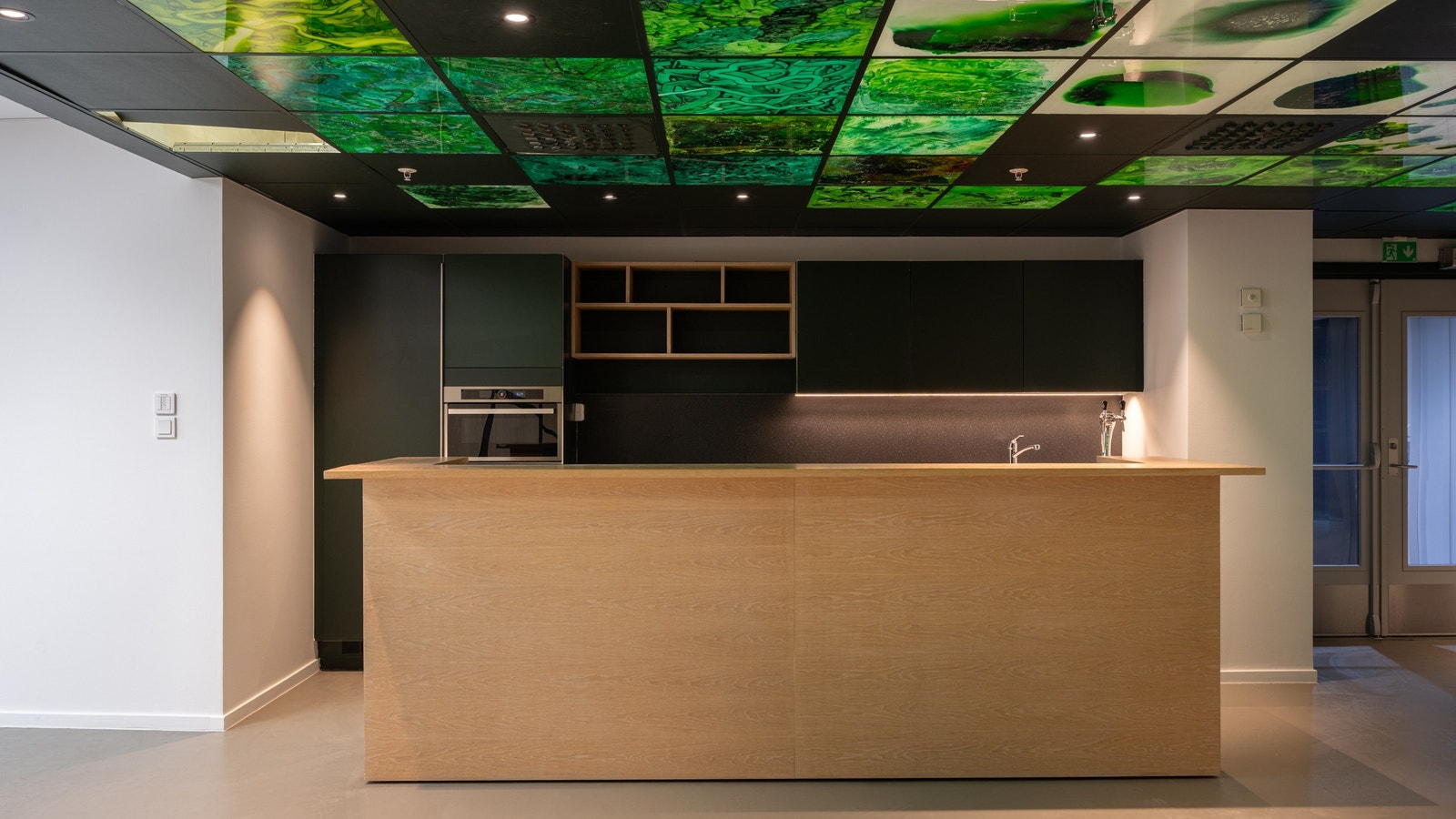 Kjøkken med plass til hyggelig kaffeprat Galleribilde