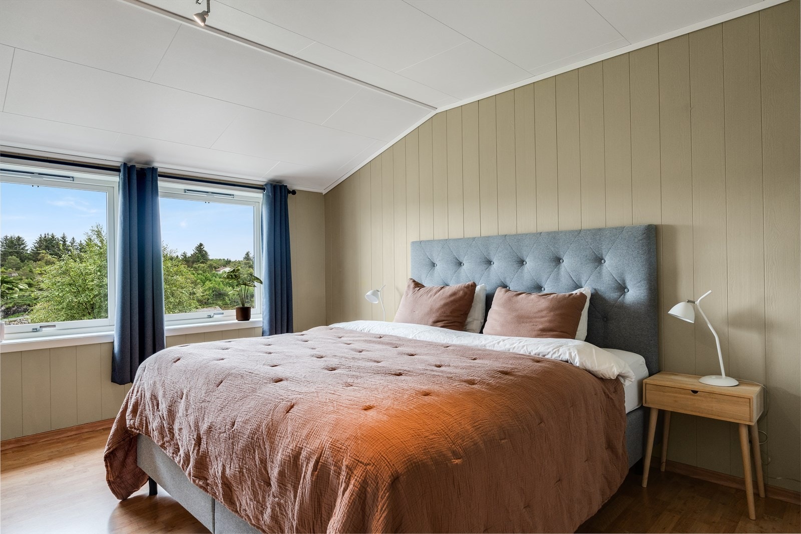 Soverom av god størrelse med stort garderobeskap. Galleribilde