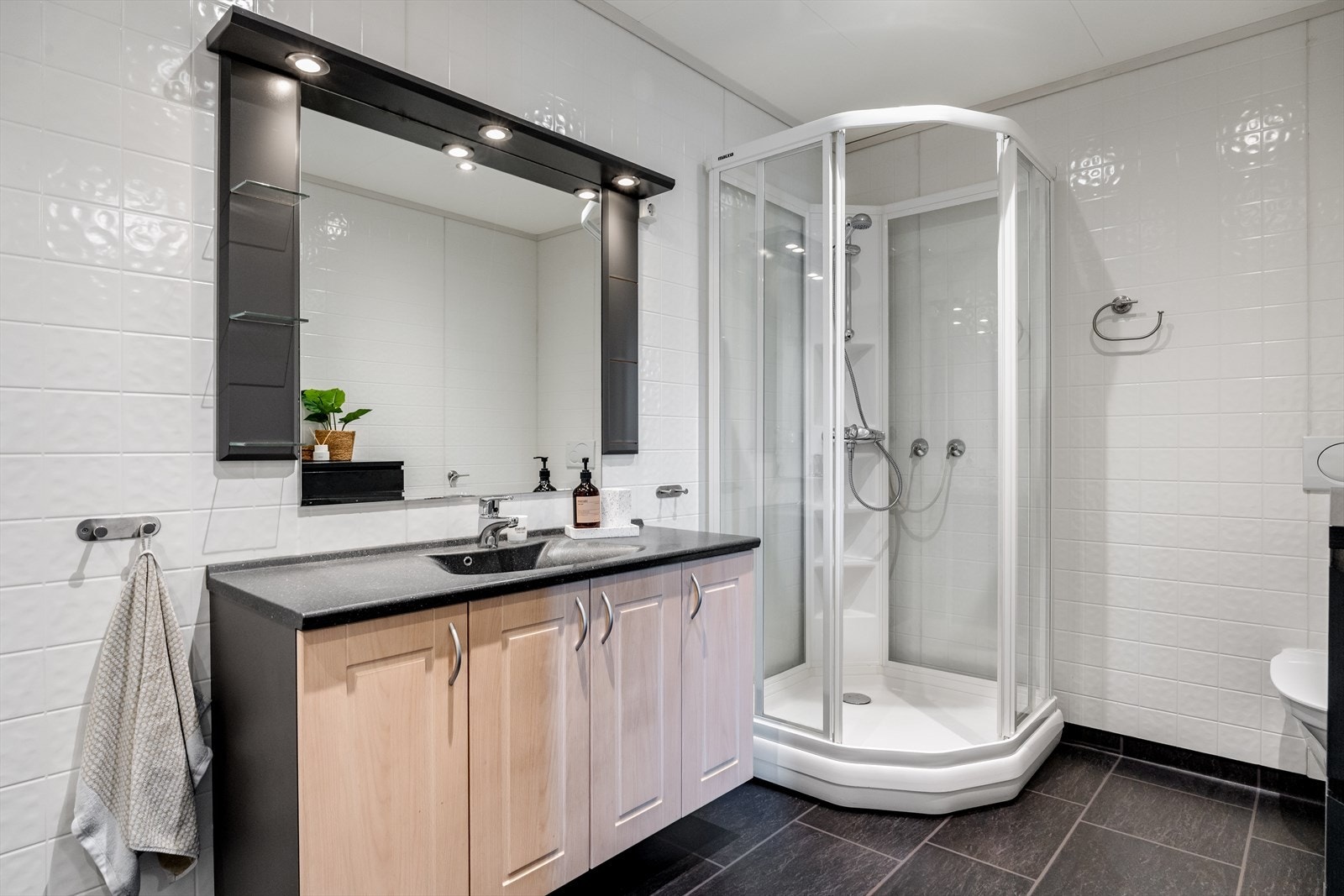 Lyst og pent baderom. Galleribilde