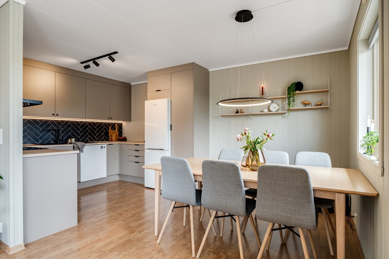 Lekkert kjøkken i åpen løsning. Galleribilde