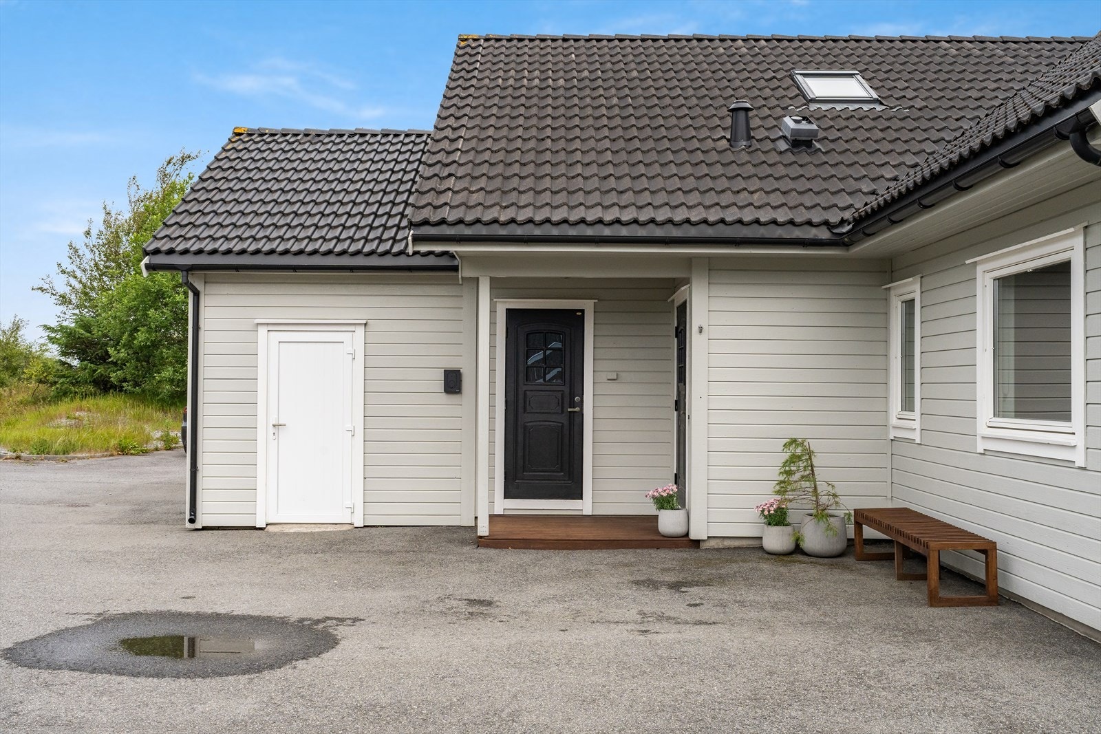 Praktisk, utvendig bod for oppbevaring (tilbygg/utvendig bod er ikke godkjent ref. pkt. ferdigattest). Galleribilde