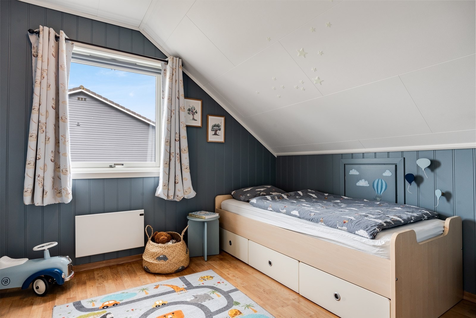 Soverom 2 også av god størrelse og med garderobeskap. Galleribilde