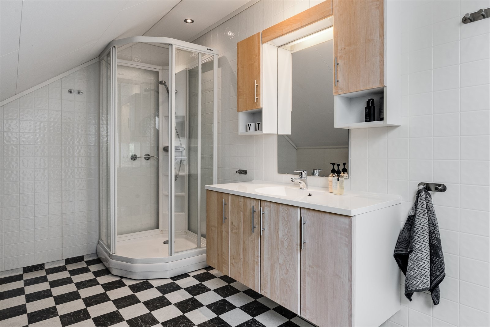 Pent baderom med god plass. Galleribilde