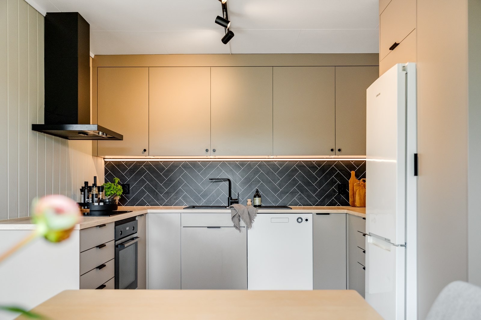 Kjøkkenet har gjennomgående stilige, sorte detaljer. Galleribilde