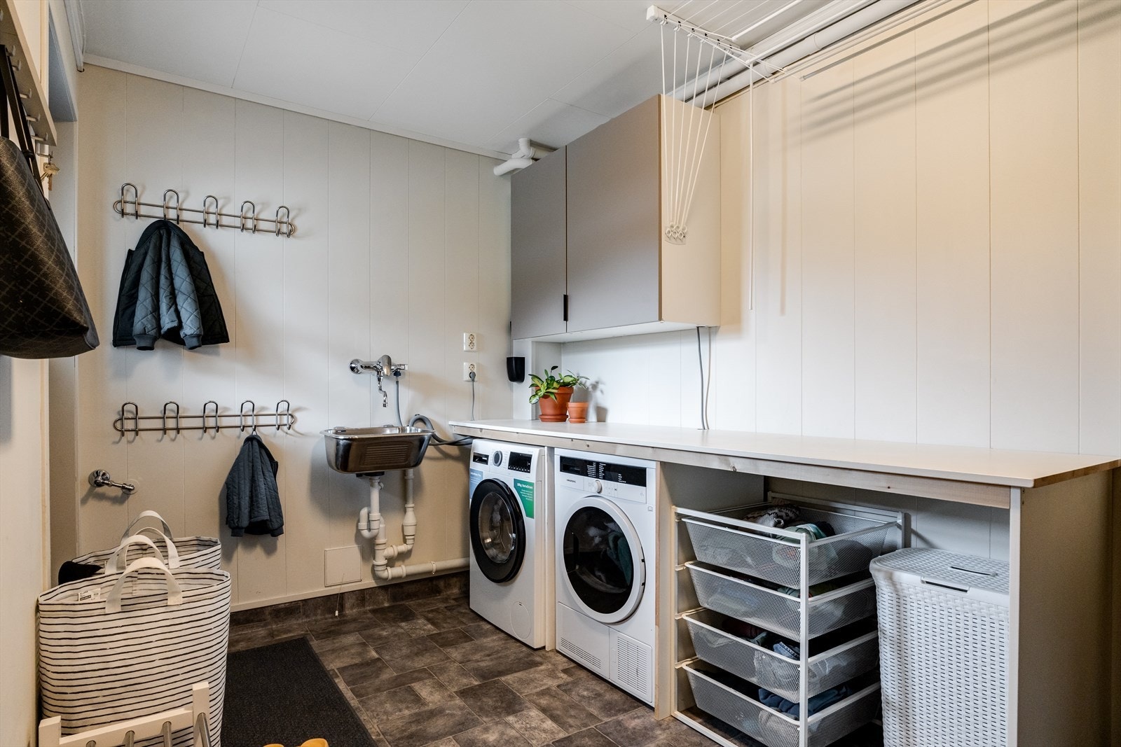 Stort og praktisk vaskerom med bi-inngang. Galleribilde