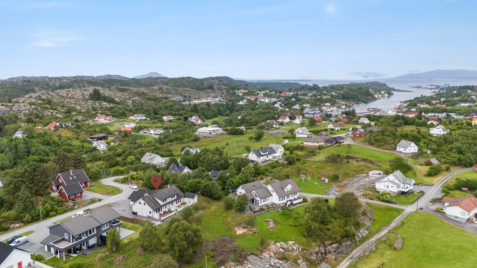 Boligen ligger i et nyere, barnevennlig boligfelt på sørvestre Bømlo - omgitt av vakker natur, kort vei til sjøen og flotte turstier. Galleribilde