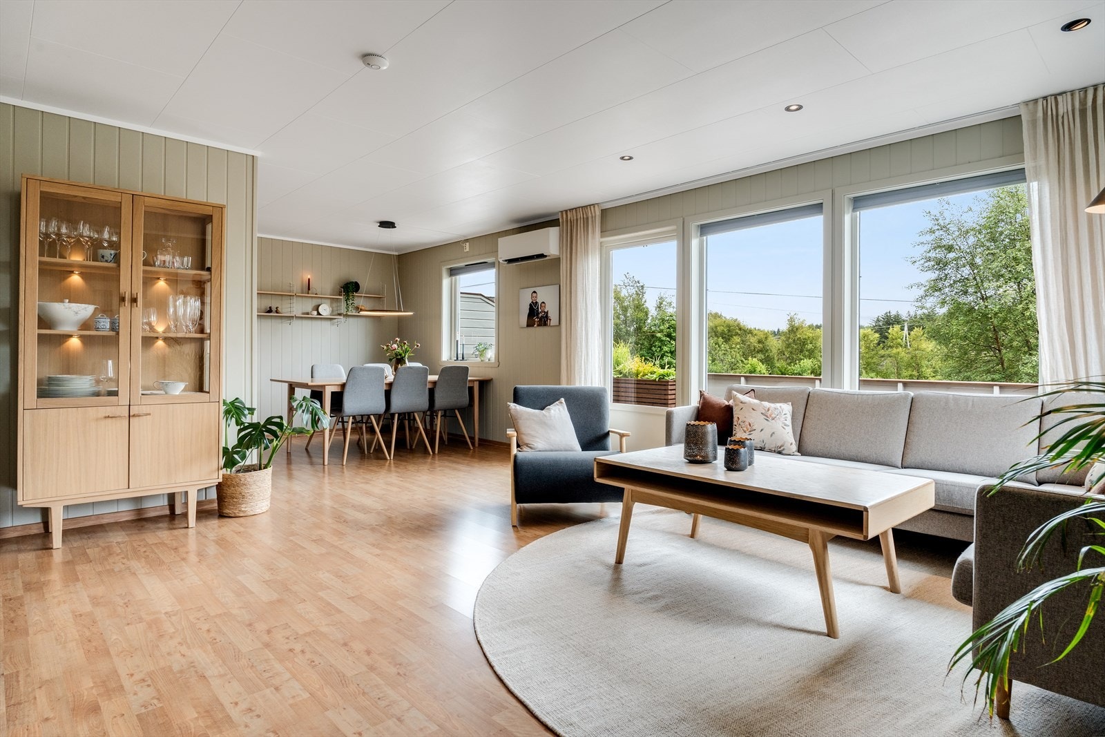 Lys og romslig stue med godt med lysinnslipp. Galleribilde