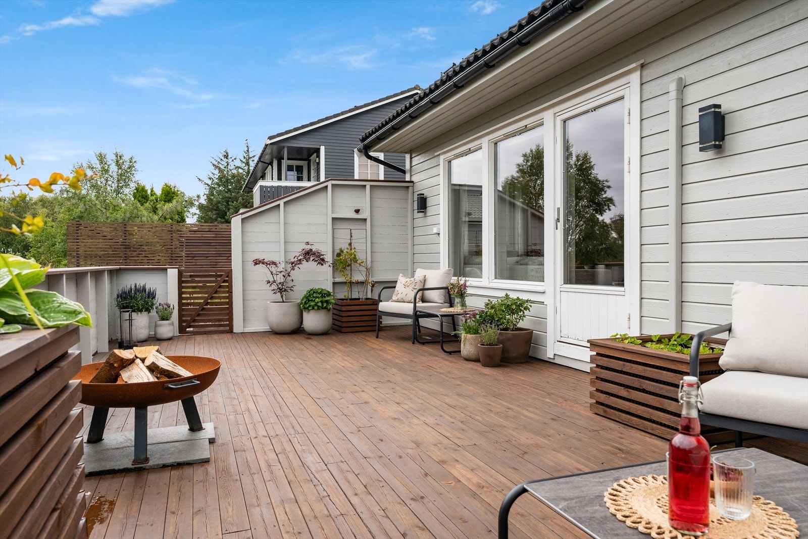Flott terrasse med gode solforhold og plass til både spisegruppe og loungemøbler Galleribilde