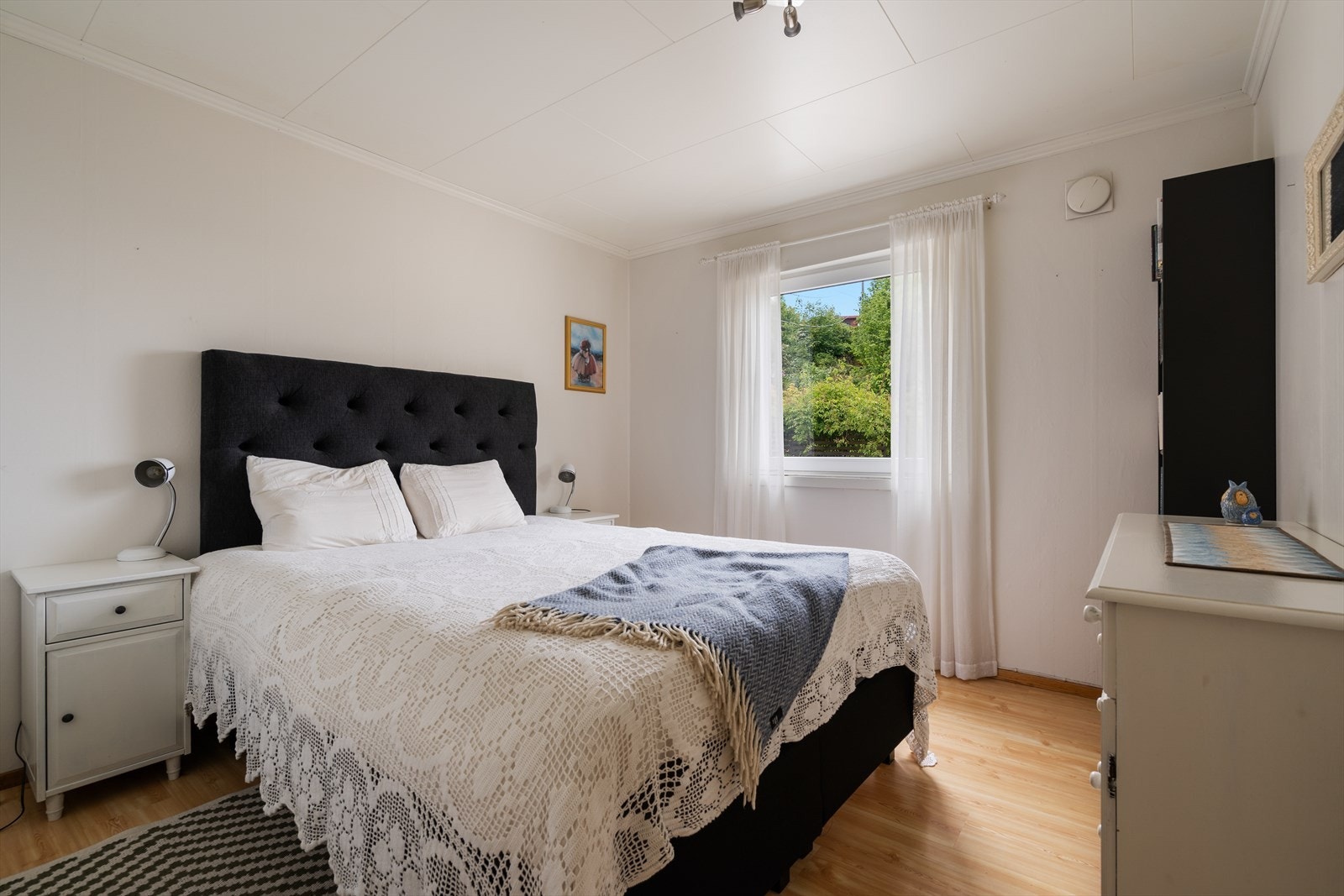 Romslig soverom med plass til dobbeltseng og ulik garderobeinnredning. Galleribilde