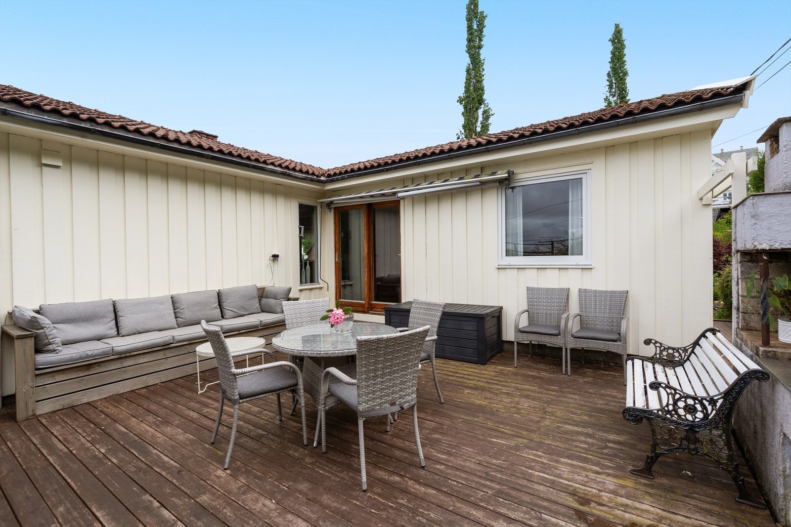 Boligen har en stor terrasse med gode innredningsmuligheter. Galleribilde