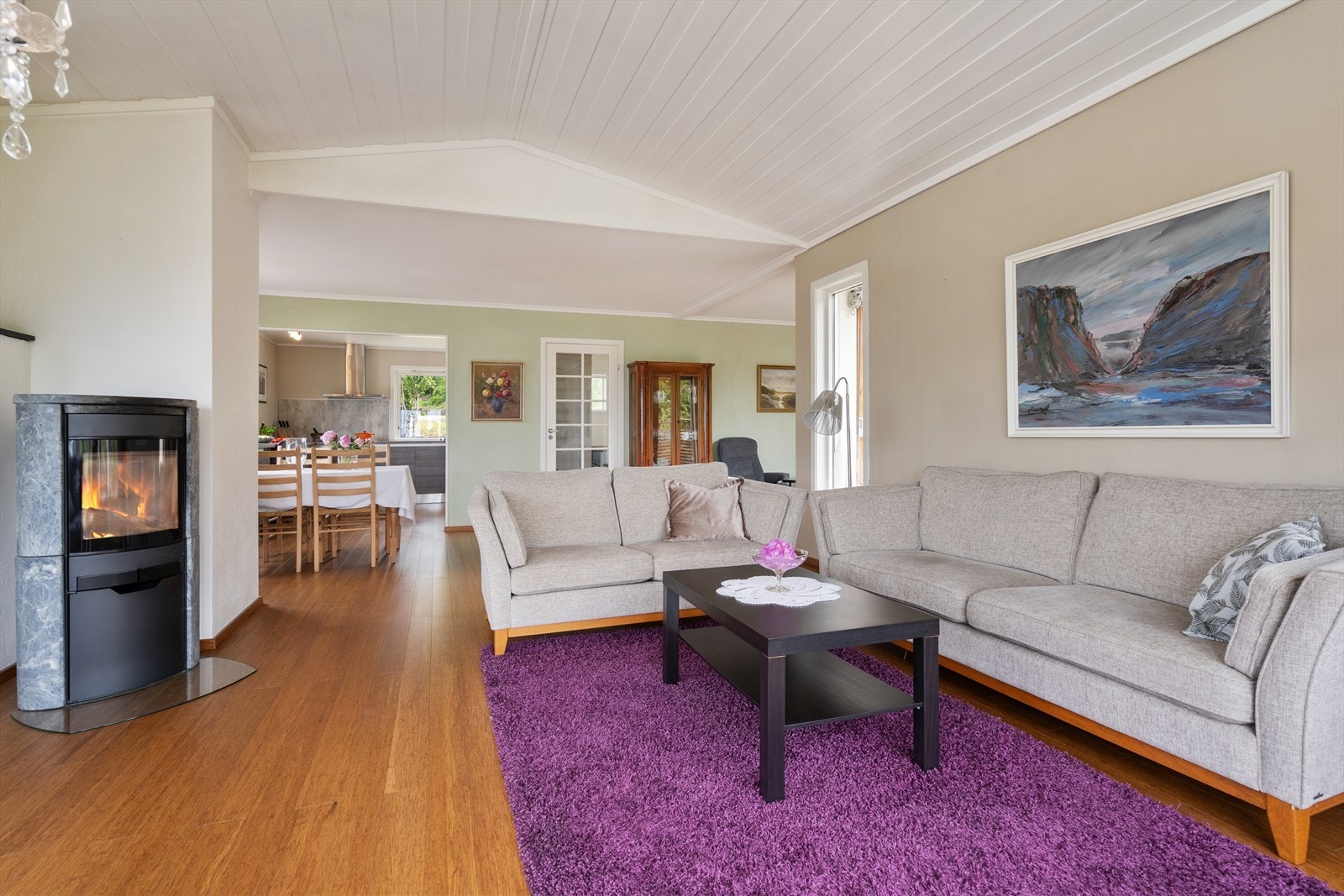 Stuen har også en åpen løsning mot spisestuen, hvor det er god plass til å innrede ulike sittegrupper. Galleribilde