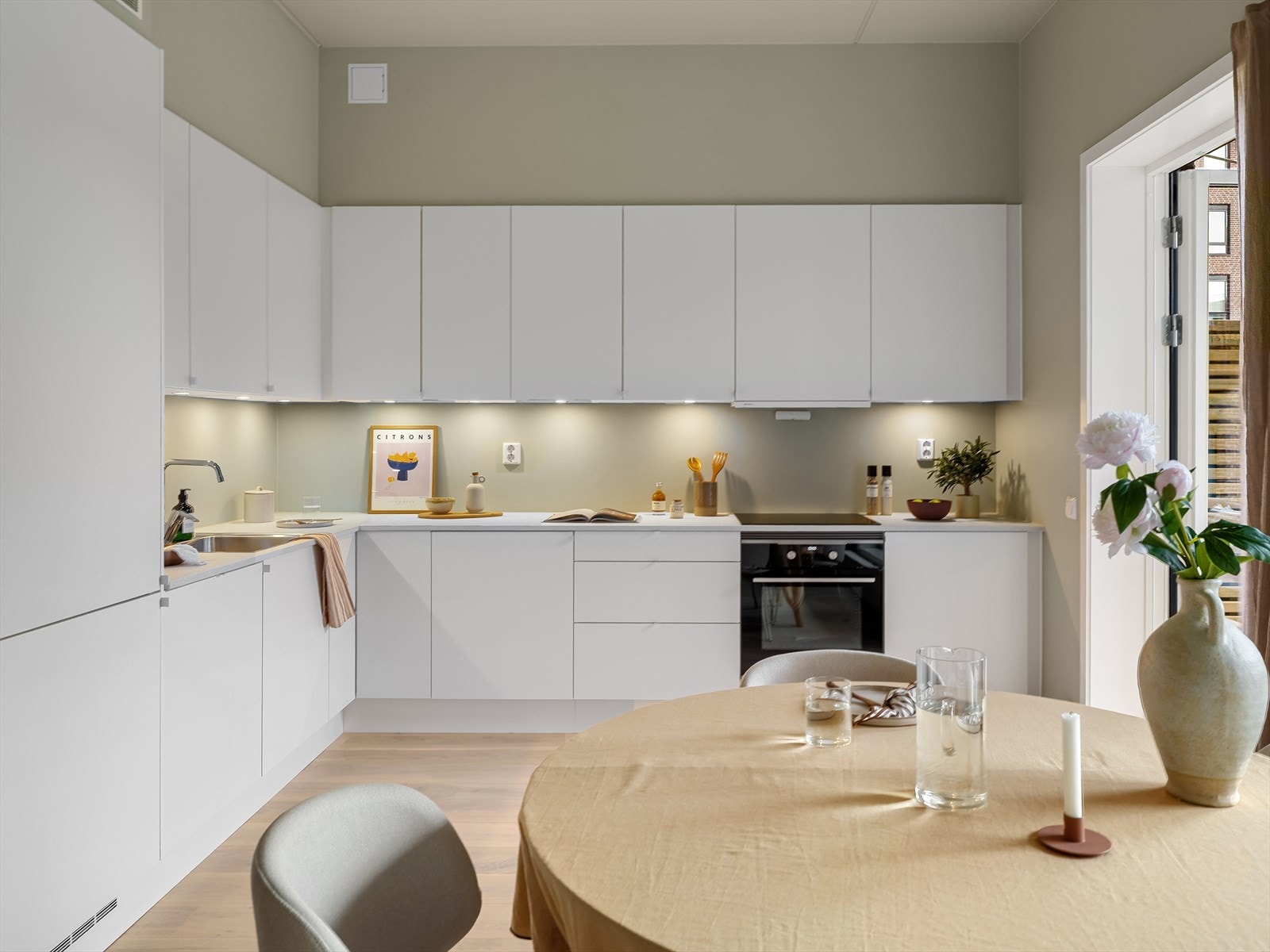 Kjøkkenet består av integrerte hvitevarer og Sigdal-innredning med hvite, glatte fronter. Kjøkkenet er utformet over to flater, noe som gir godt med plass til oppbevaring i over- og underskap. Galleribilde