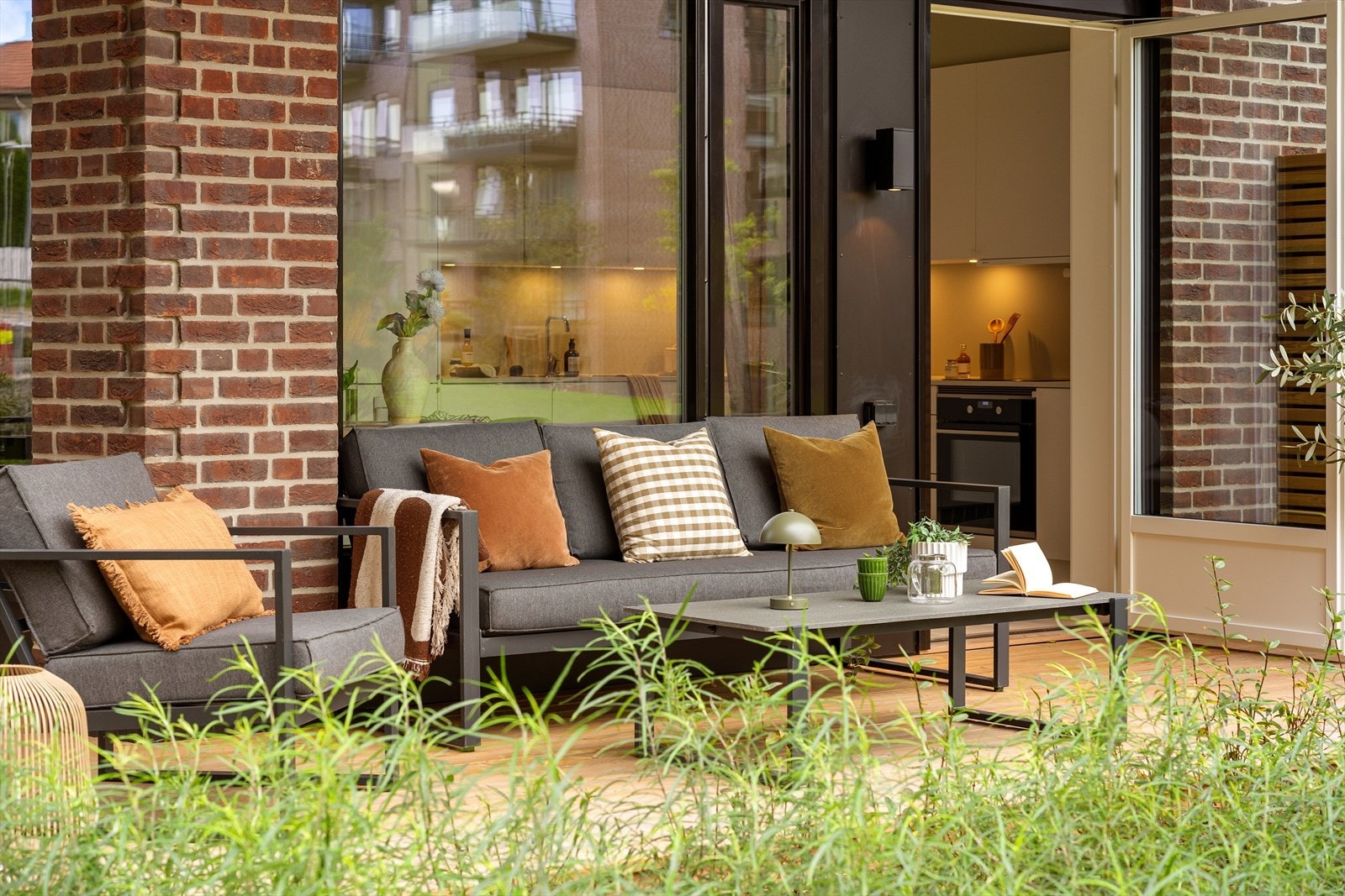 Her er det god plass til flere sittegrupper, grill og annet ønsket utemøblement Galleribilde