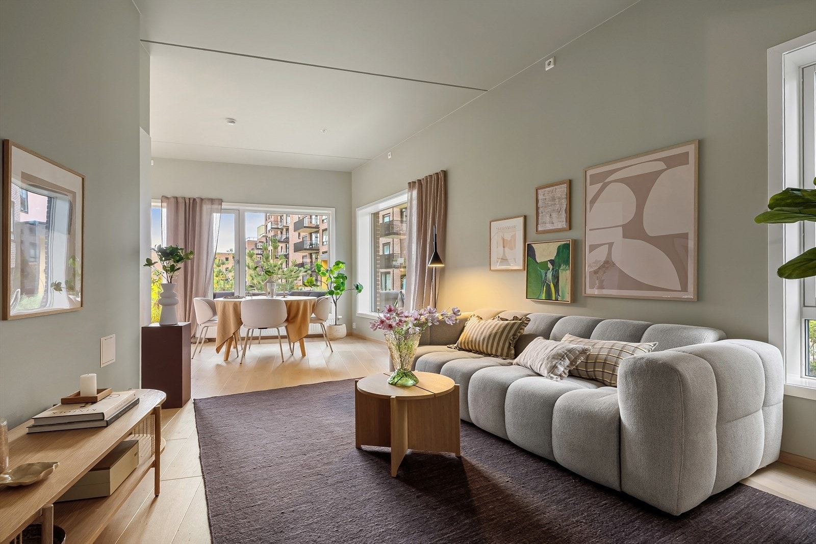 Sinsenveien 49C er en splitter ny 4-roms (3-roms + hybel) selveier endeleilighet med egen utleiehybel og garasjeplass. Galleribilde