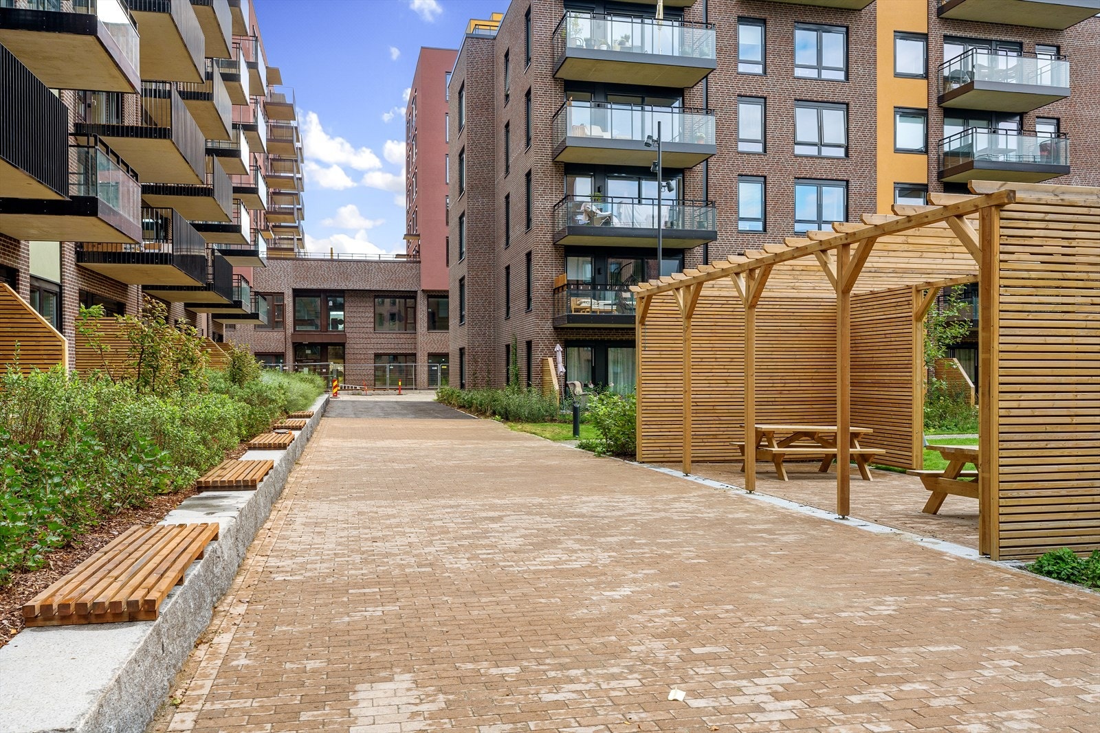 Også på bakkenivå finnes benkeplasser som inviterer til hyggelige stunder. Galleribilde