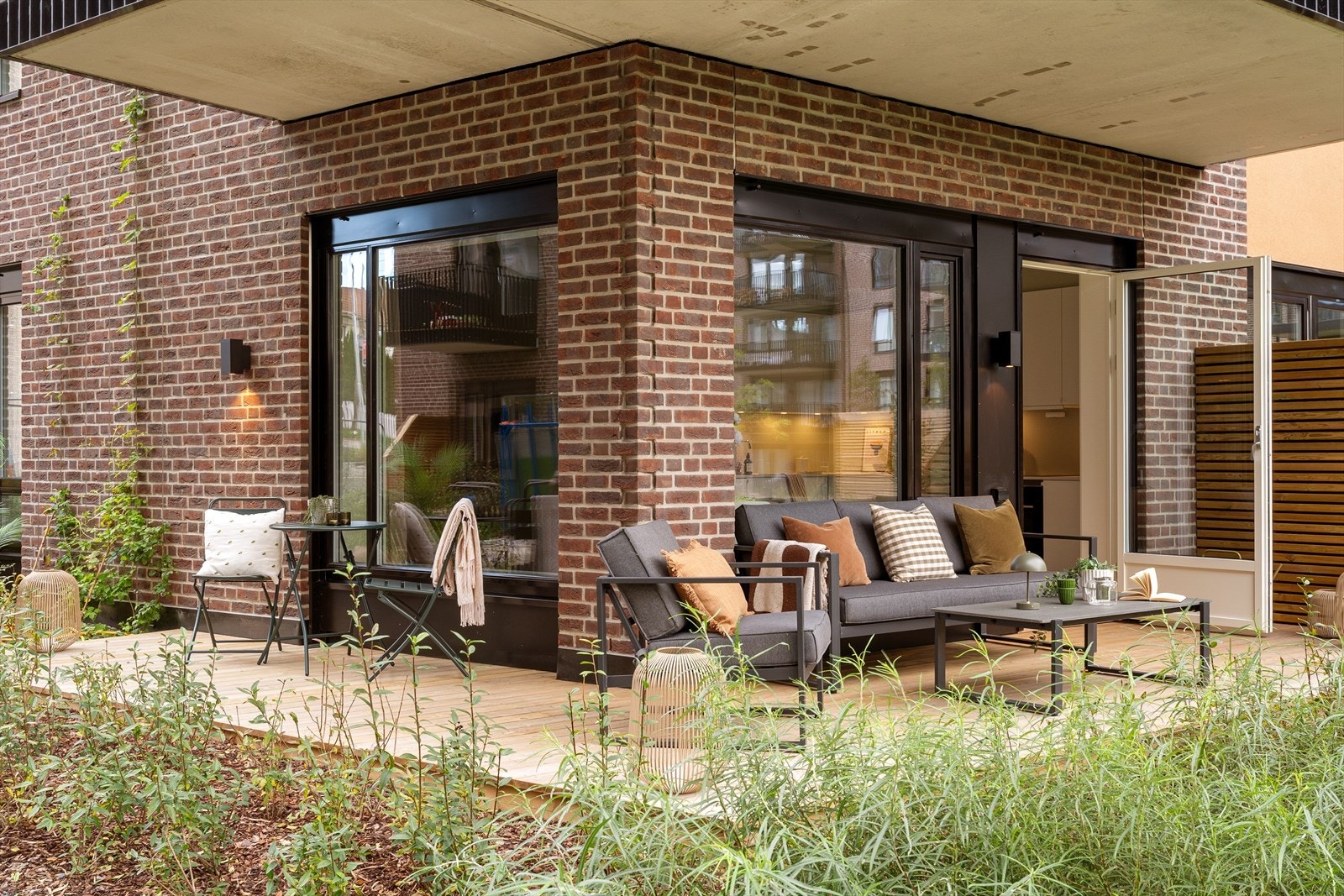 Markterrassen på hele 18kvm har utgang fra den åpne stue/kjøkkenløsningen. Galleribilde