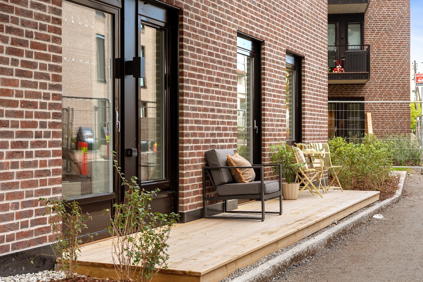 Fra den stuen er det utgang til markterrassen på ca. 10 kvm, som deles med hovedleiligheten. Galleribilde