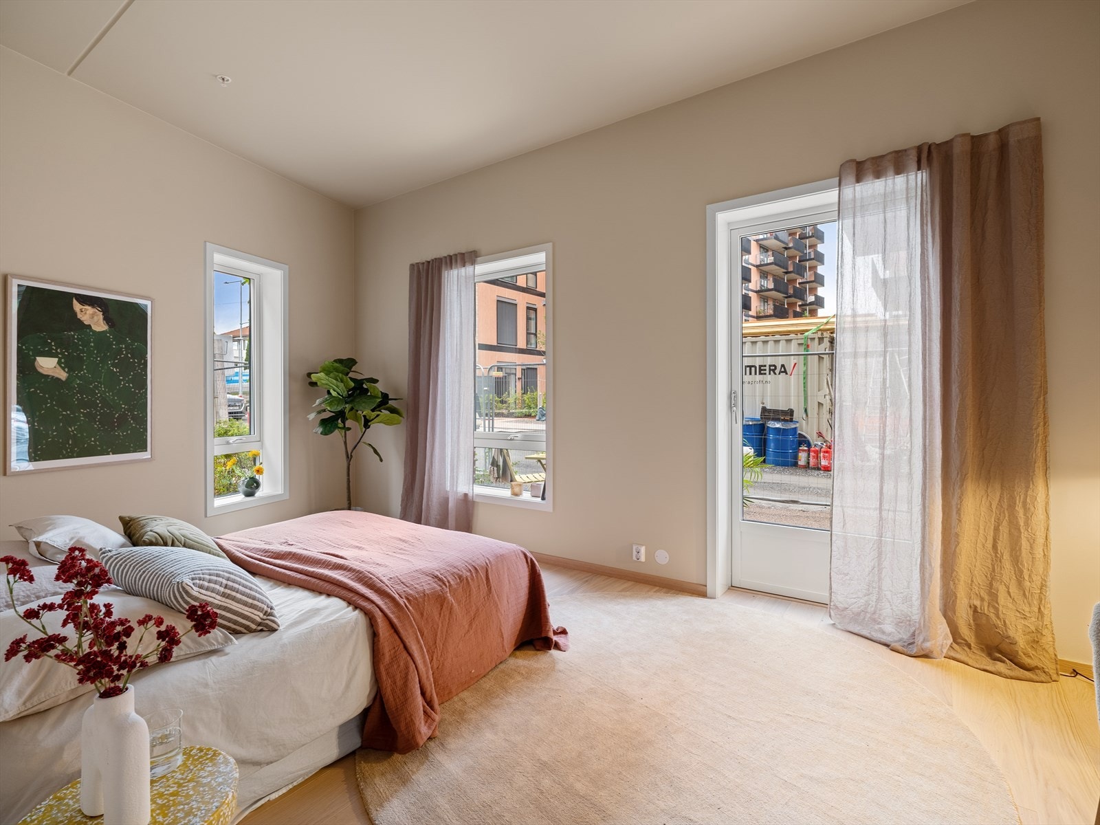 Hovedsoverommet er romslig med god takhøyde og gir god plass til møbler etter eget ønske. Galleribilde