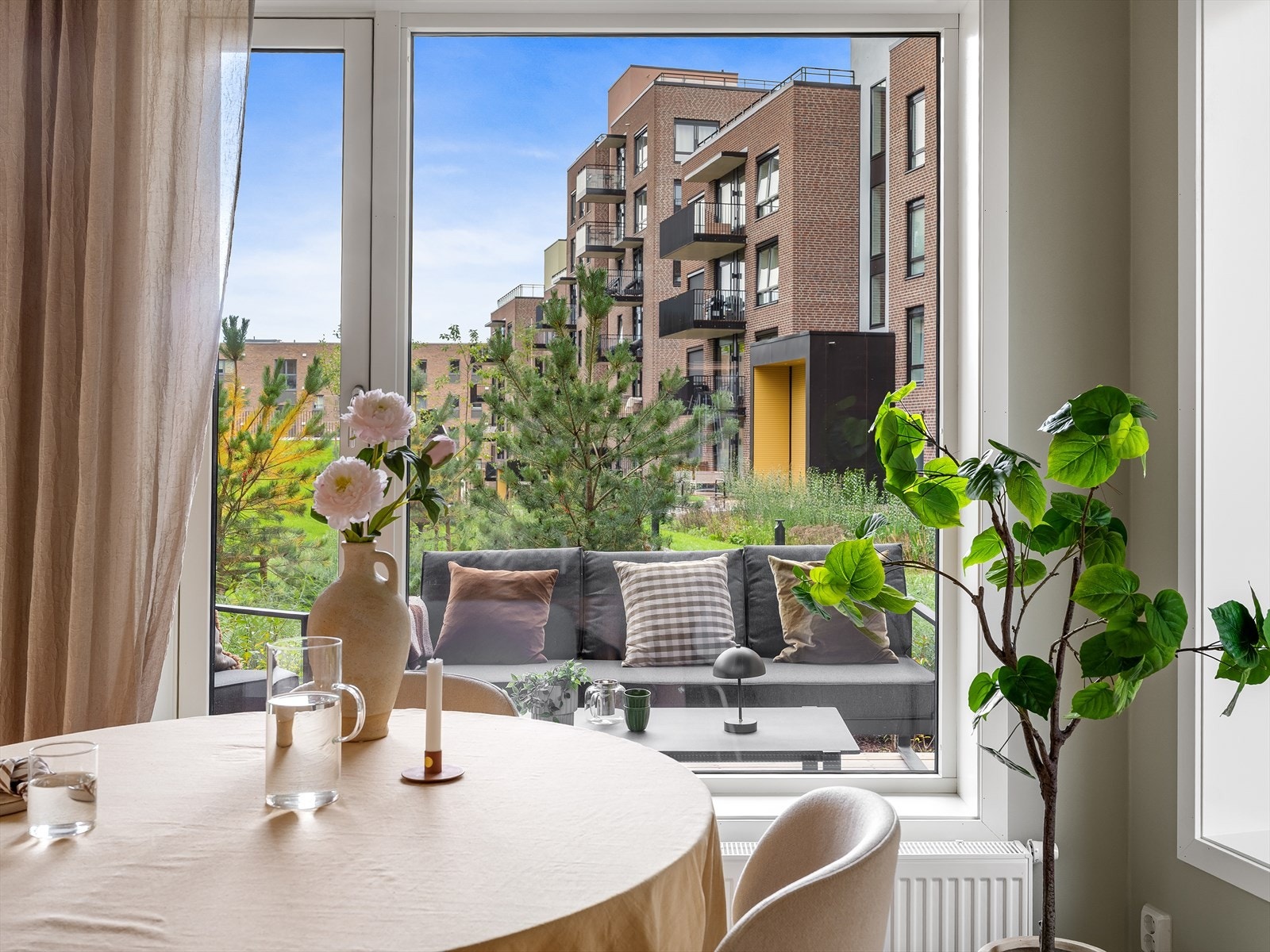 Leiligheten har utgang to til markterrasser på totalt 28 kvm. Galleribilde