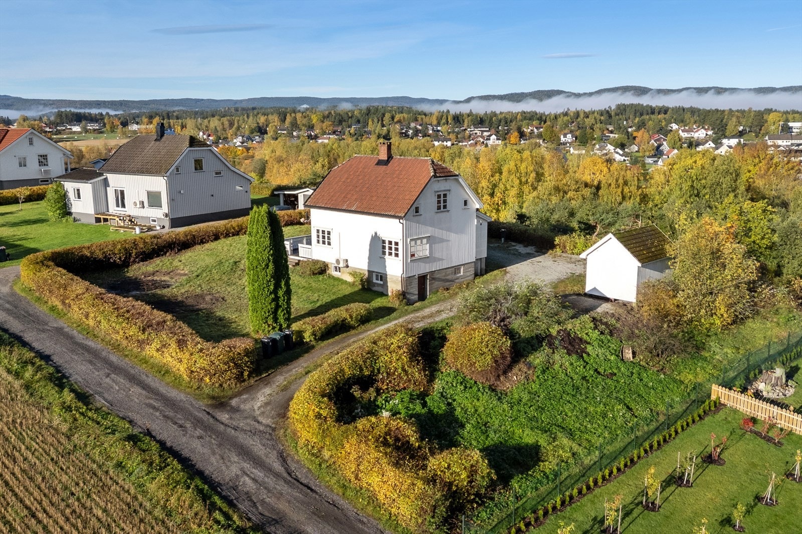 I et barnevennlig og landlig boområde ligger en sjarmerende enebolig oppført i 1939, høyt og fritt med gode sol- og utsiktforhold ut mot Bergsjø. Galleribilde