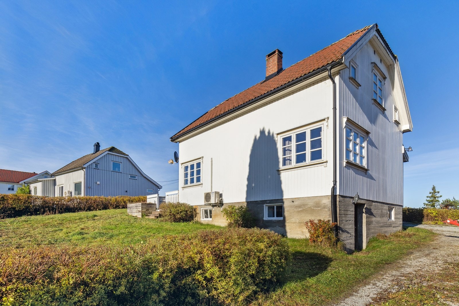 Hagen er pent opparbeidet med diverse beplatning. Galleribilde