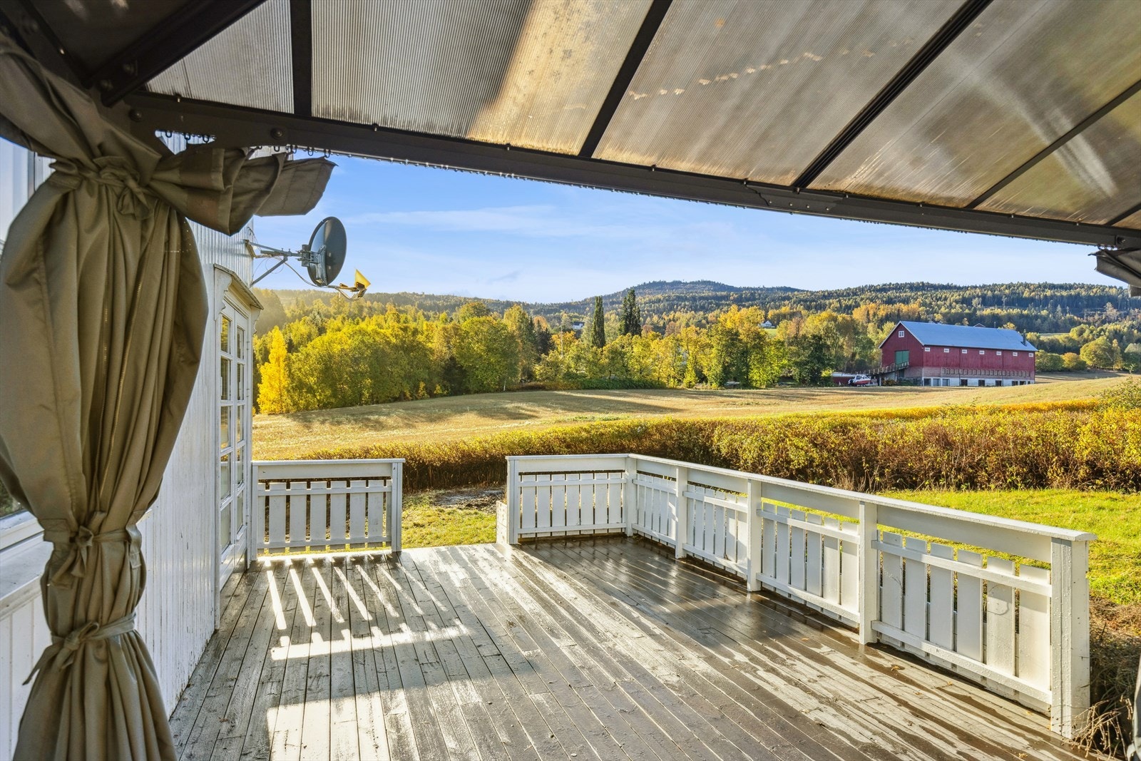 Terrasse med utgang fra stuen. Galleribilde