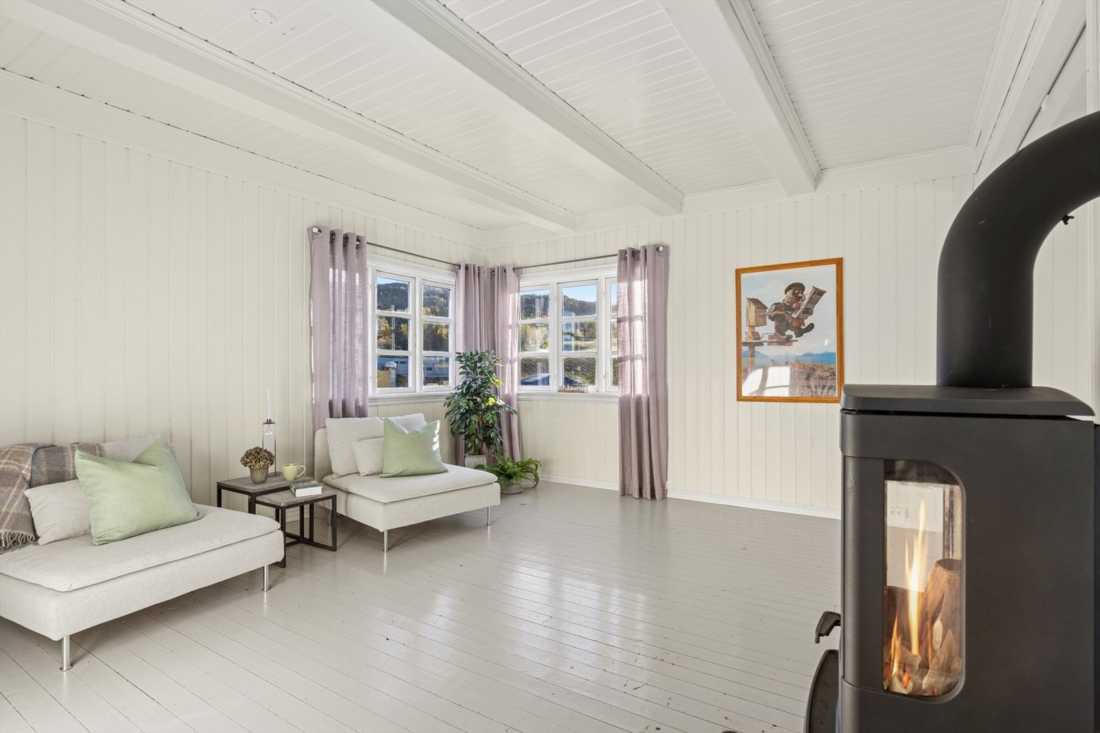 Rommet har en åpen og innbydende atmosfære, med plass til sofagruppe. Galleribilde