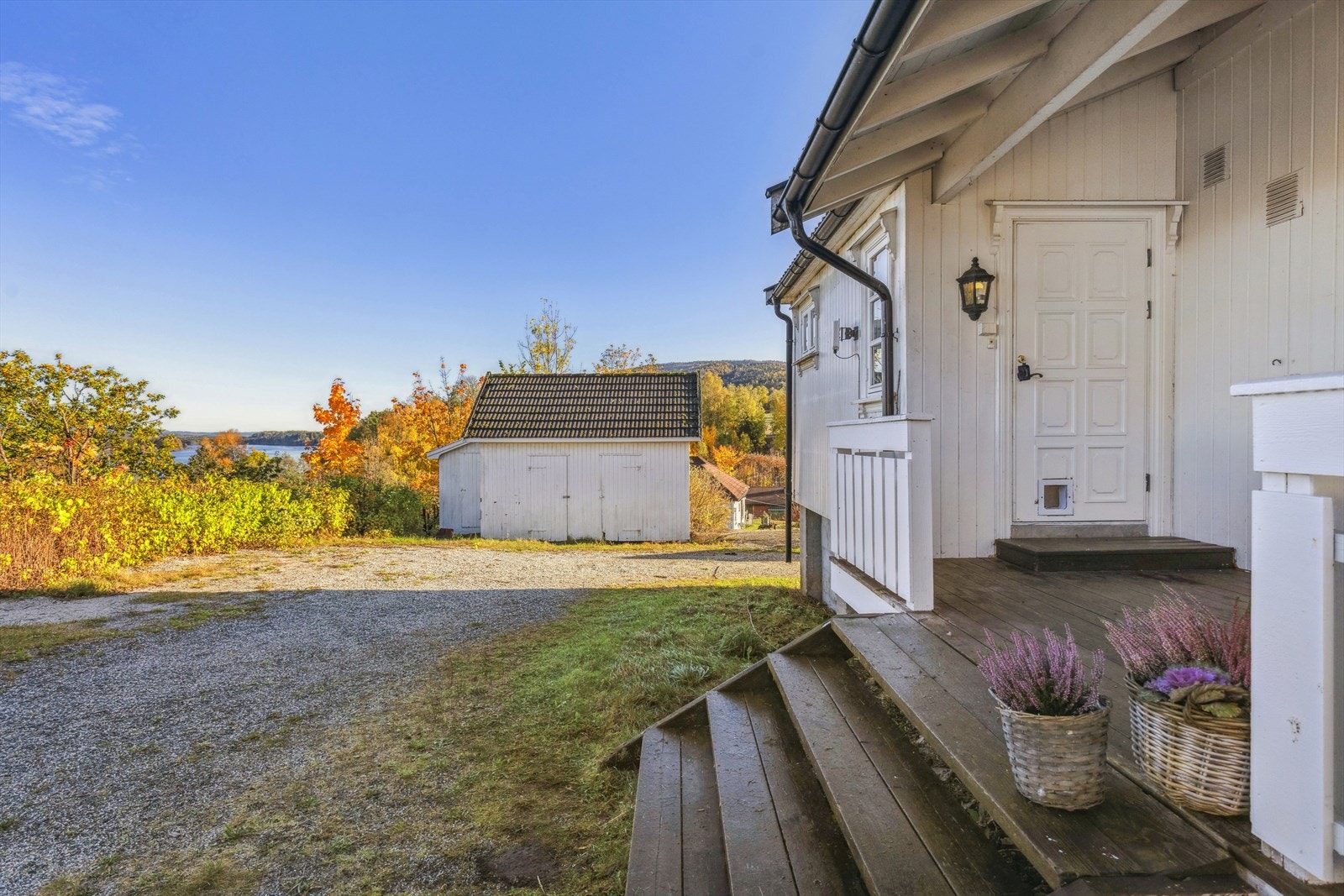 Hyggelig inngangsparti. På tomten finnes det også et utehus med to boder og en utedo. Galleribilde