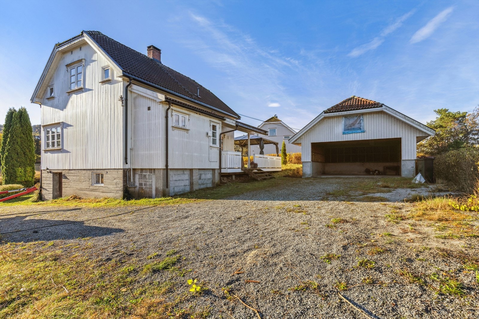 Det ble 28.11 gitt ettergodkjenning for oppføring av garasje. Det vil bli søkt ferdigattest for denne, men det foreligger ikke ferdigattest p.d.d. (Se pkt. ferdigattest i salgsoppgaven). Galleribilde