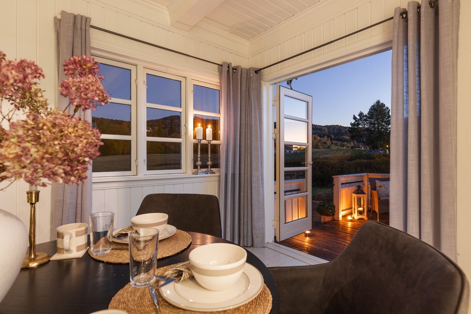 Fra stuen er det direkte utgang til en flott og usjenert terrasse. Galleribilde