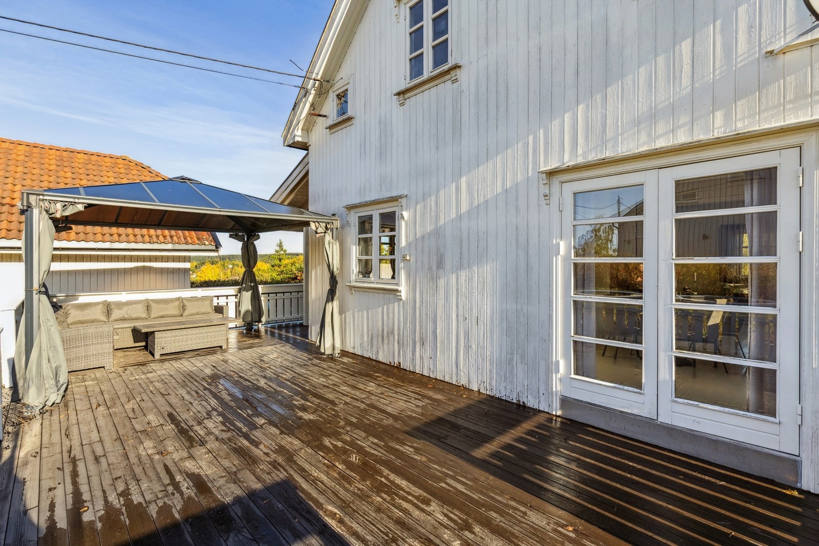 Terrassen har god plass til utemøblement! Galleribilde