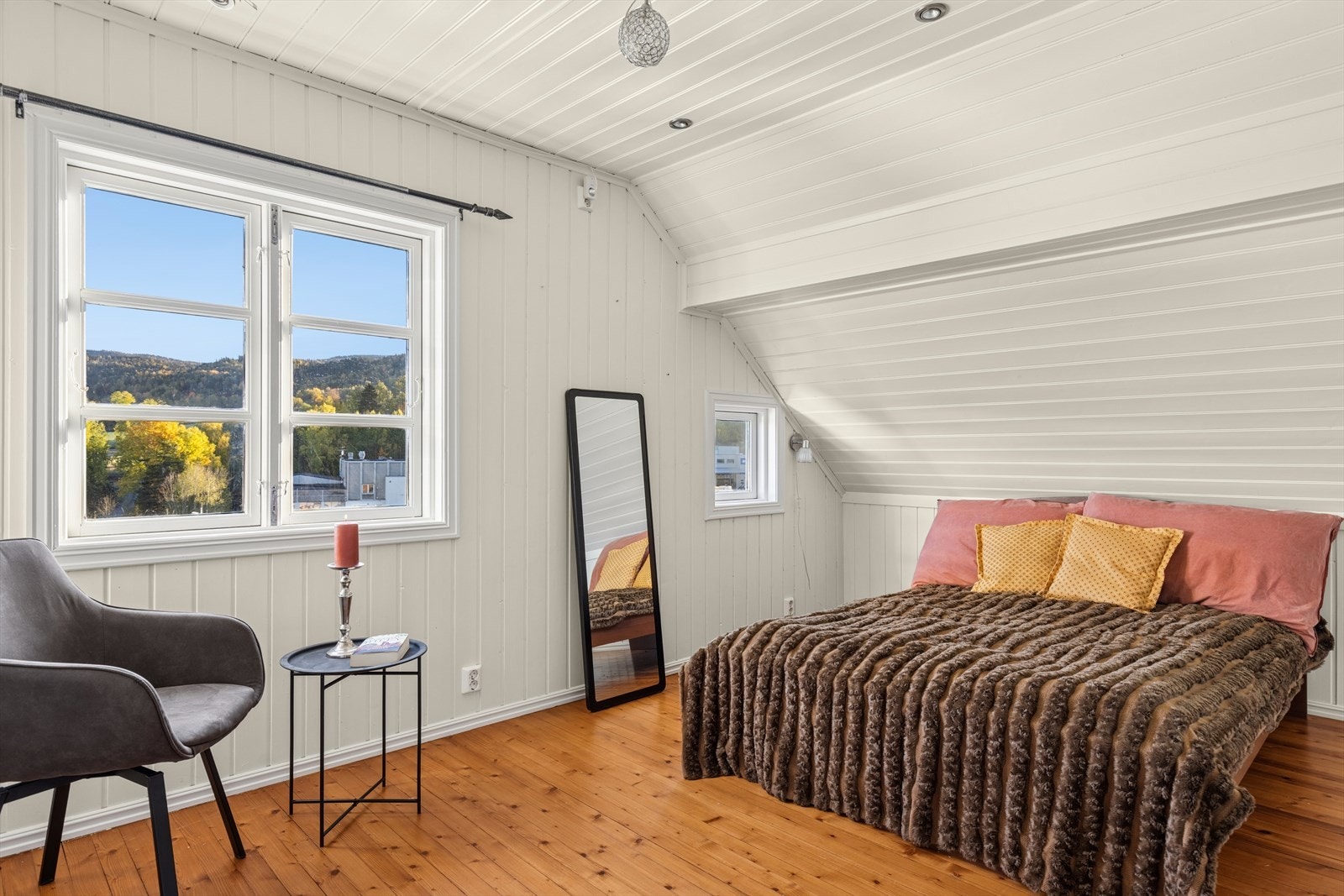 Boligen har to soverom med god plass til seng, garderobe og annet ønskelig møblement (se pkt. ferdigattest i salgsoppgaven). Galleribilde