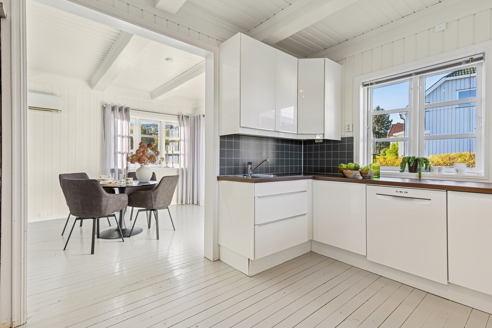 Det er godt med skap- og benkeplass. Galleribilde