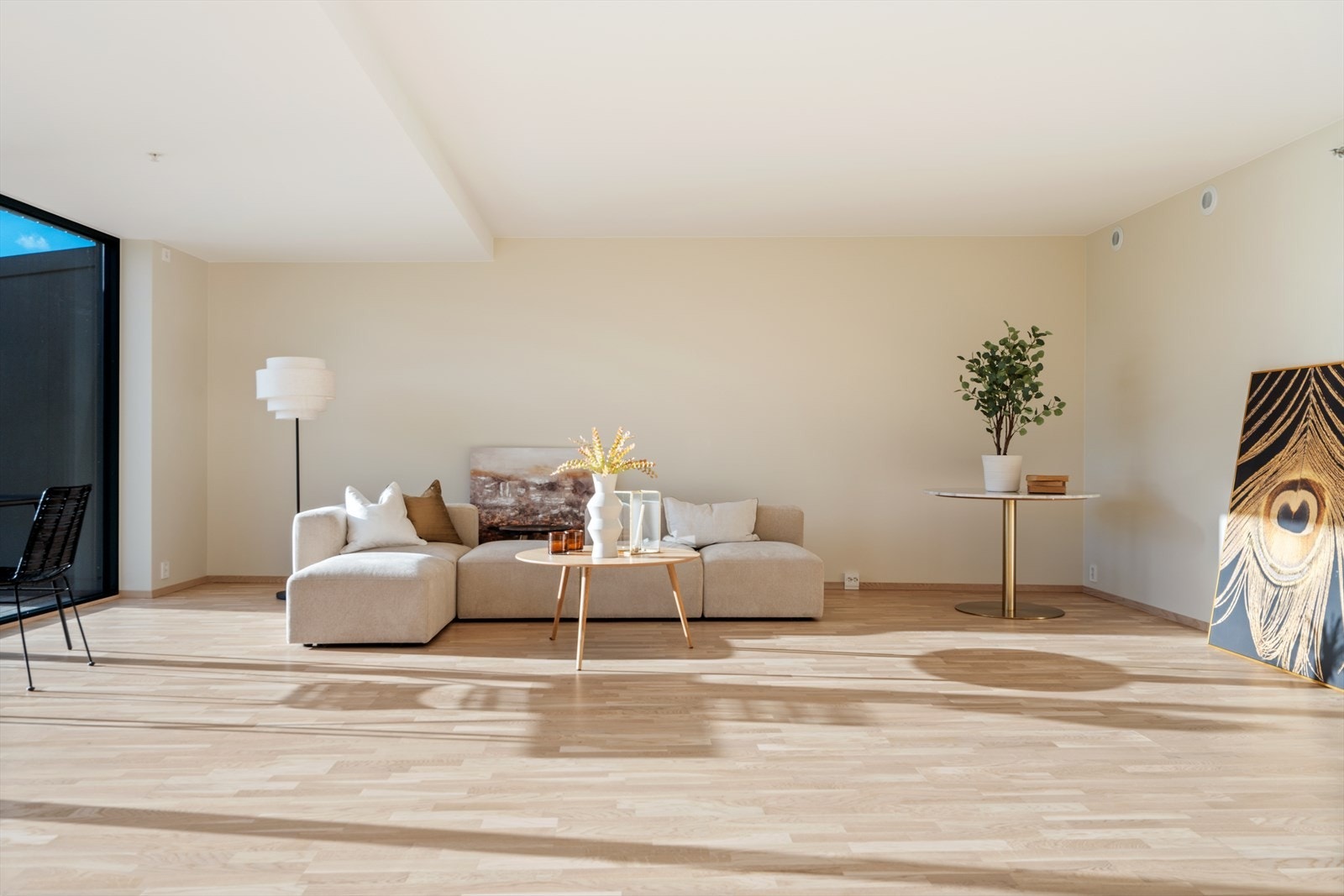 Flott åpen stue- og kjøkkenløsning med mange innredningsmuligheter. Galleribilde