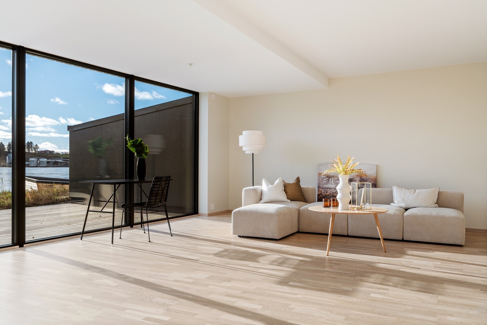 Store vindusflater som byr på fantastisk sjøutsikt og gir rikelig med lysinnslipp. Galleribilde